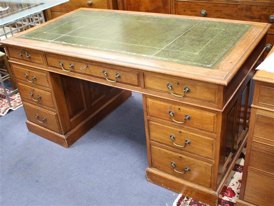 An Edwardian walnut pedestal desk, with later green skiver and nine drawers, W.152cm D.84cm H.76cm